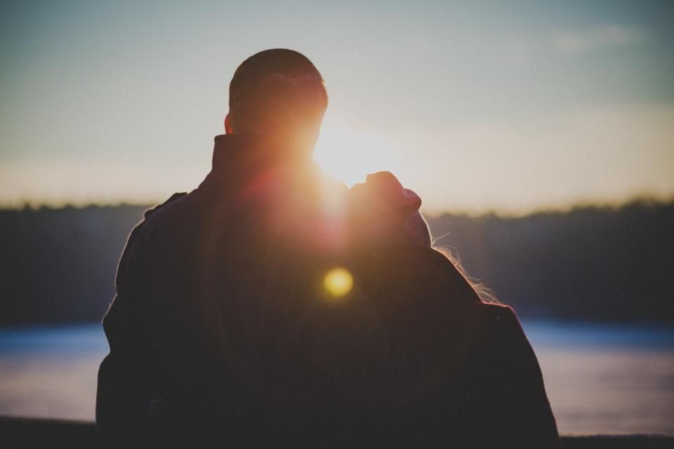 Silueta de una pareja mirando el atardecer